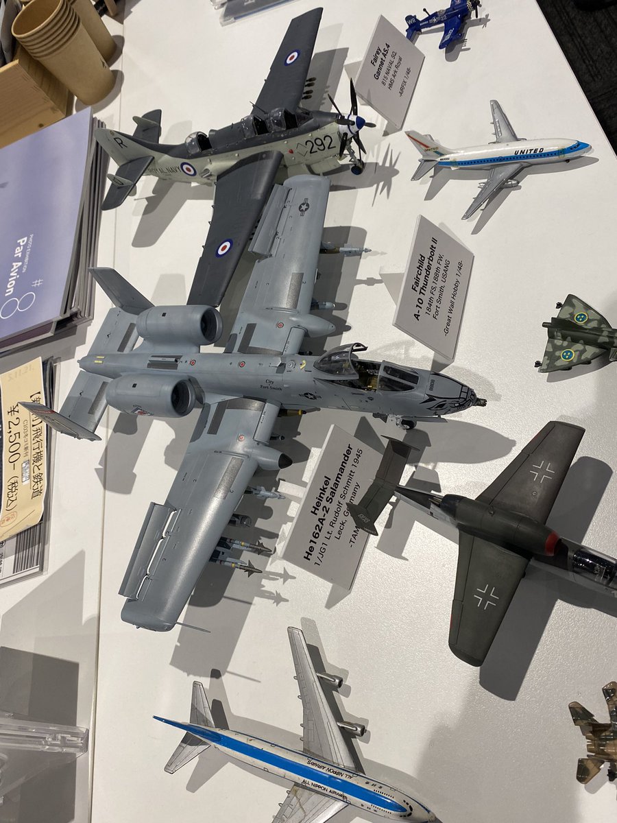 bois_shuntaro's tweet photo. #paravion8 にて、一足早い #jwing 作例を見てきましたよ。お、向こう側に製作者も〜🌟 今回は自分のプラモは置いてません。GWHのA-10C作りたいなー値段がなぁ💦 ガネット思ってよりでかーい、A-10と変わらないねぇ #ガンプラジオ https://t.co/RzANA39kaD