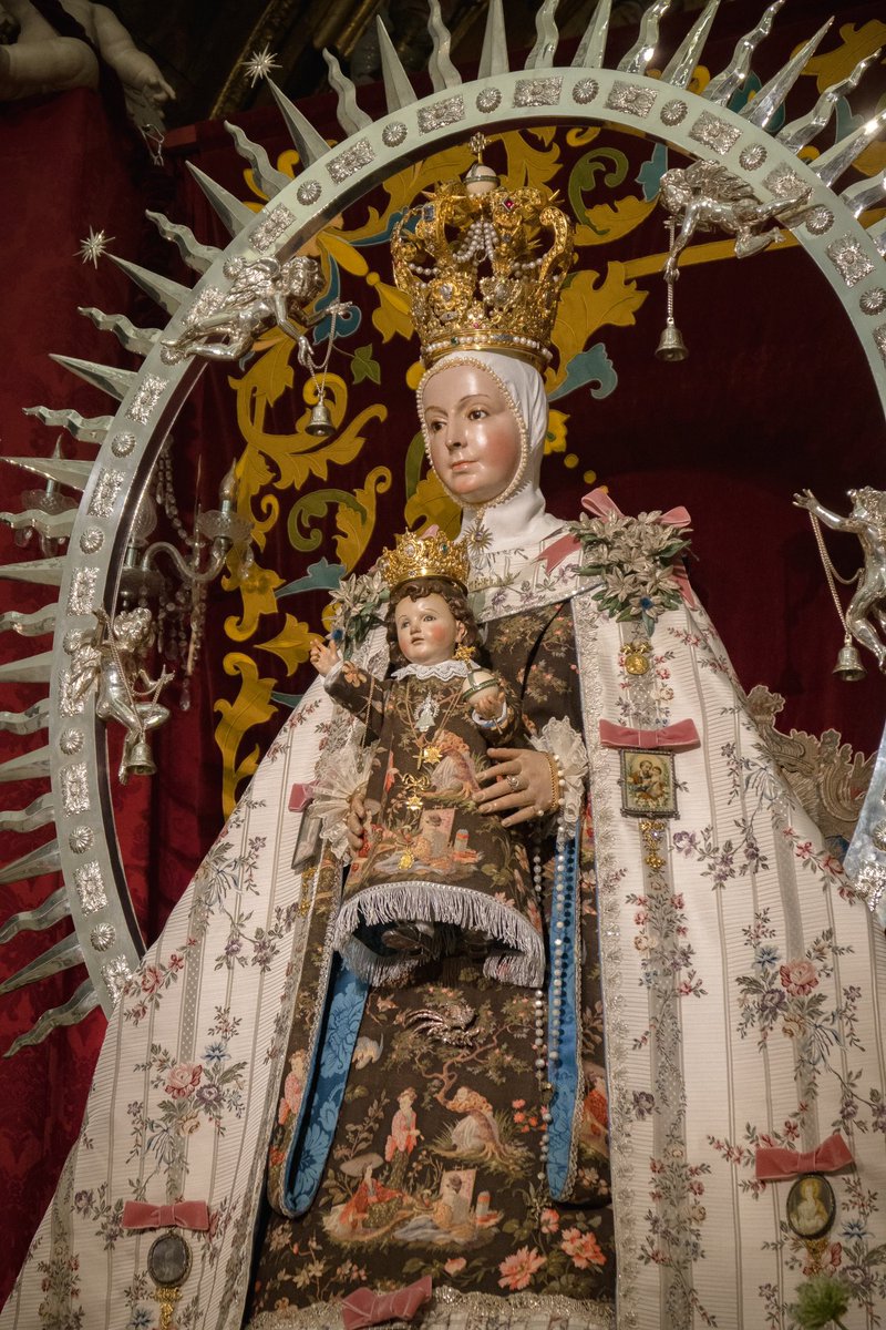 La Estrella amanece ataviada con el nuevo terno “chino” compuesto por la saya y corpiño de telas chinescas del siglo XIX y el manto de espolín con inspiración isabelina. Luce Nuestra Señora de la Estrella la corona de Fernando Marmolejo y parte de las piezas de su ajuar privado.