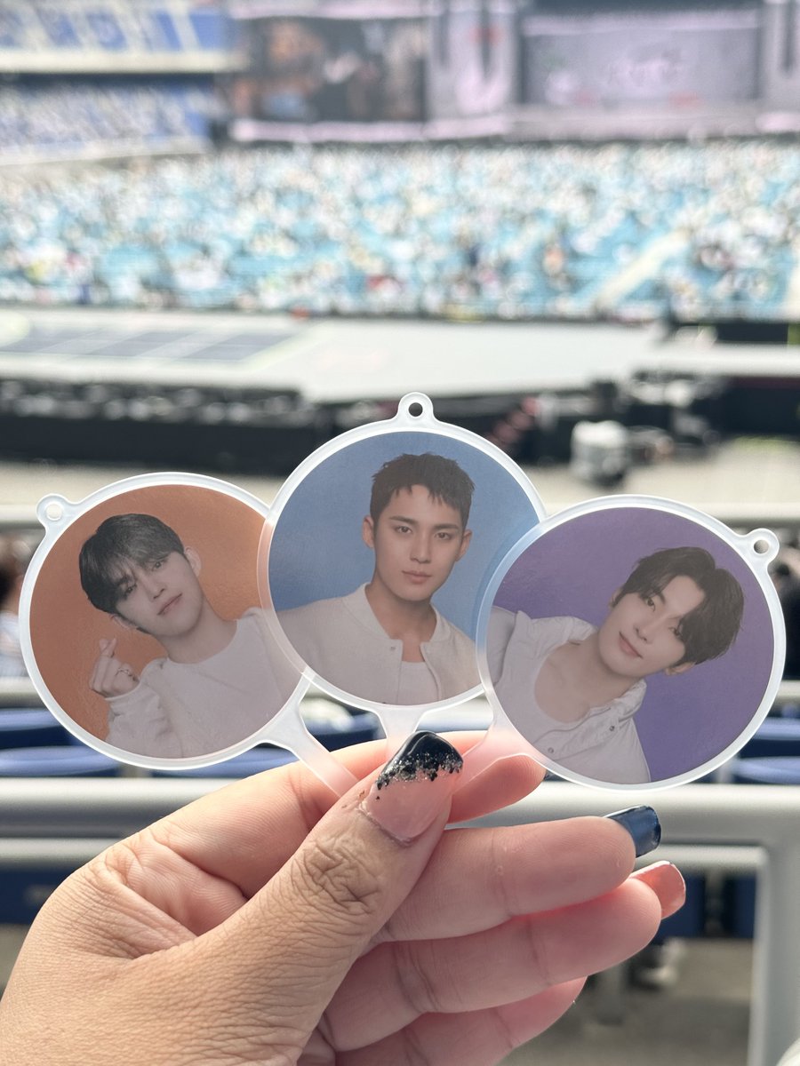 schoi_scoups's tweet photo. i’m in!!! nissan stadium is huge!!! i’m so proud of you @pledis_17 🤍 https://t.co/TsV0B6afI8