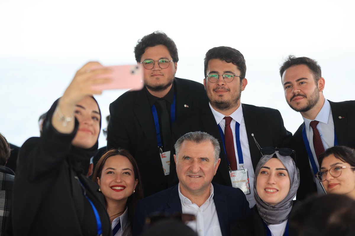 Güzel bir İstanbul sabahında gençlerle Demokrasi ve Özgürlükler Adası'na doğru yoldayız...🛳️🌊