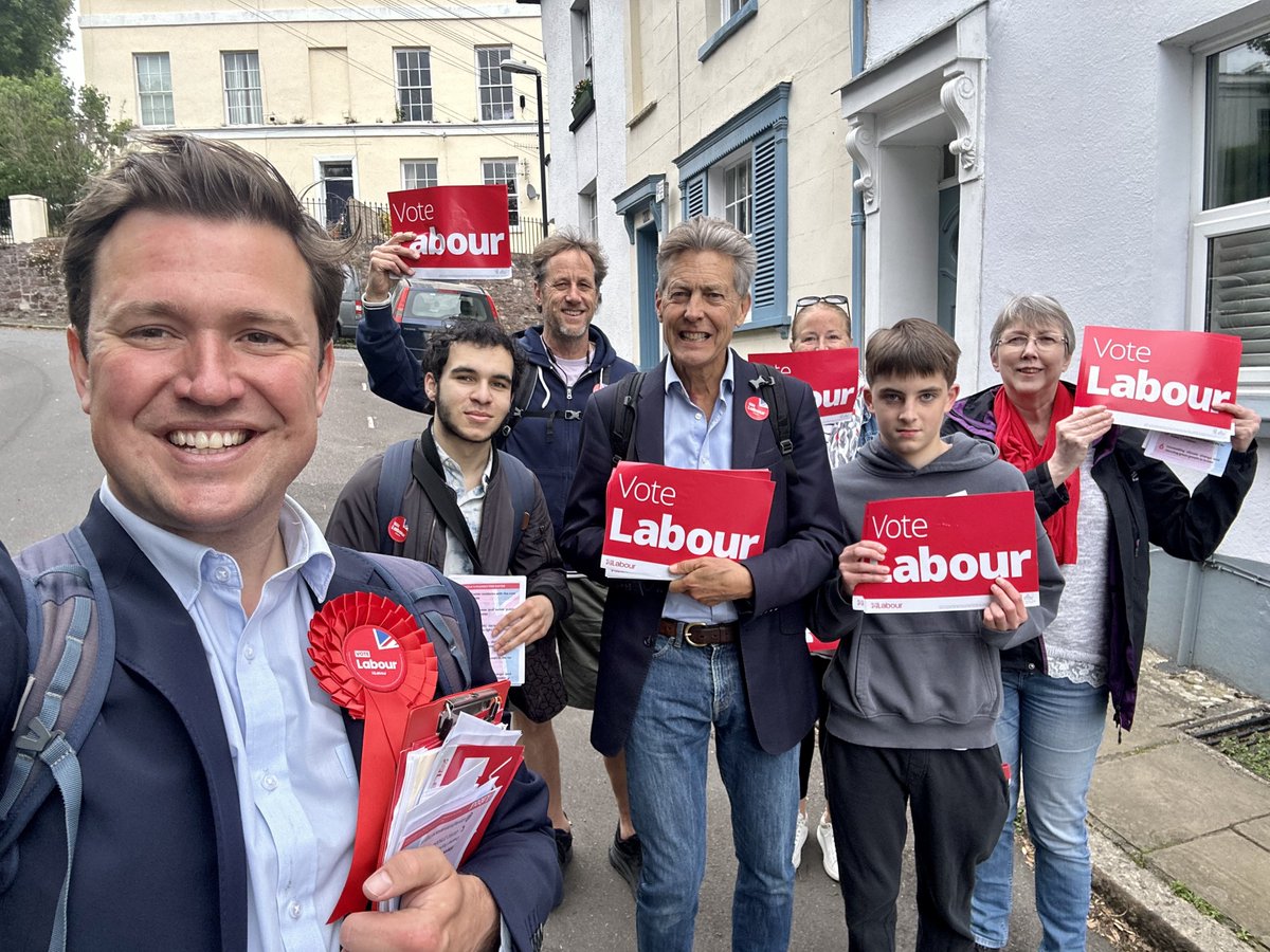 steveracemp's tweet photo. Day 3 of the #Exeter campaign yesterday: 

📚 visit to @DevonHospSch, and a fantastic cupcake baked by a pupil 

🌹 campaigning in #StDavids and #Heavitree with members and our fantastic @ExeUniLabour 

🎉 fantastic combined launch party and thank you for the local elections! https://t.co/TQHFhZa5DJ