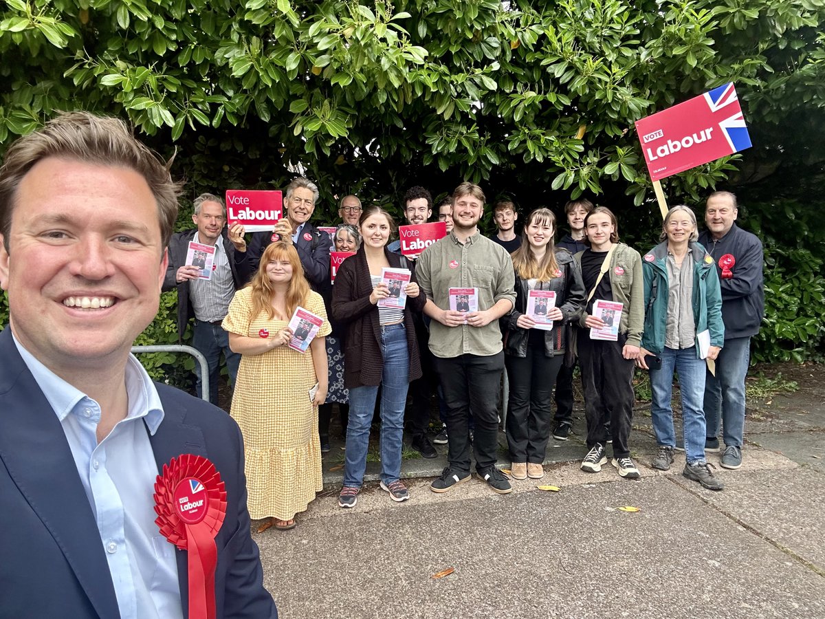 steveracemp's tweet photo. Day 3 of the #Exeter campaign yesterday: 

📚 visit to @DevonHospSch, and a fantastic cupcake baked by a pupil 

🌹 campaigning in #StDavids and #Heavitree with members and our fantastic @ExeUniLabour 

🎉 fantastic combined launch party and thank you for the local elections! https://t.co/TQHFhZa5DJ