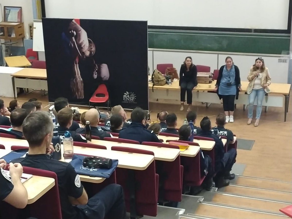 RaidAventureRAO's tweet photo. [#JMPB] Hier, @RaidAventureRAO était à l'#ENSP avec la pièce de théâtre JE ME PORTE BIEN, pour sensibiliser les élèves officiers de la @PoliceNationale, aux #violencesfaitesauxfemmes. 2 représentations pour que les 460 élèves puissent voir cette pièce, mais aussi échanger sur le fléau avec les intervenants de l'école.

Chaque année, @RaidAventureRAO permet aux écoles de #police de bénéficier d'une représentation avec pour objectif de se sensibiliser un maximum de futurs policiers qui seront prochainement sur le terrain et très certainement confrontés à ce type de situation.