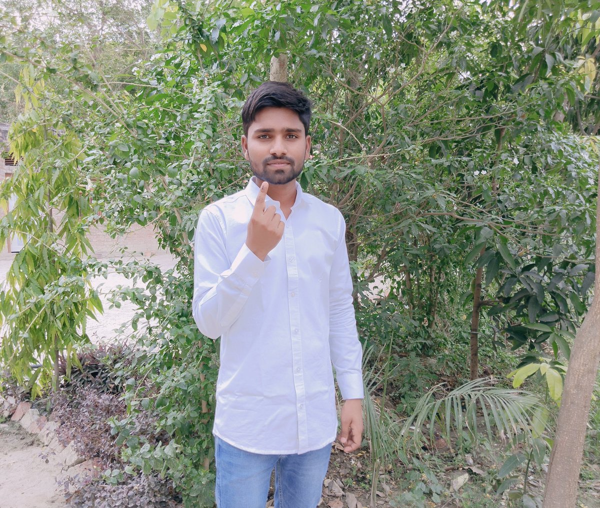 ashutosh81y's tweet photo. Vote for INDIA 🇮🇳
Vote for Democracy ✌️
#firsttimevoting #votingday #VotingRights #vote #LoksabhaElecetion #democracy #india https://t.co/wBl8pa8t88
