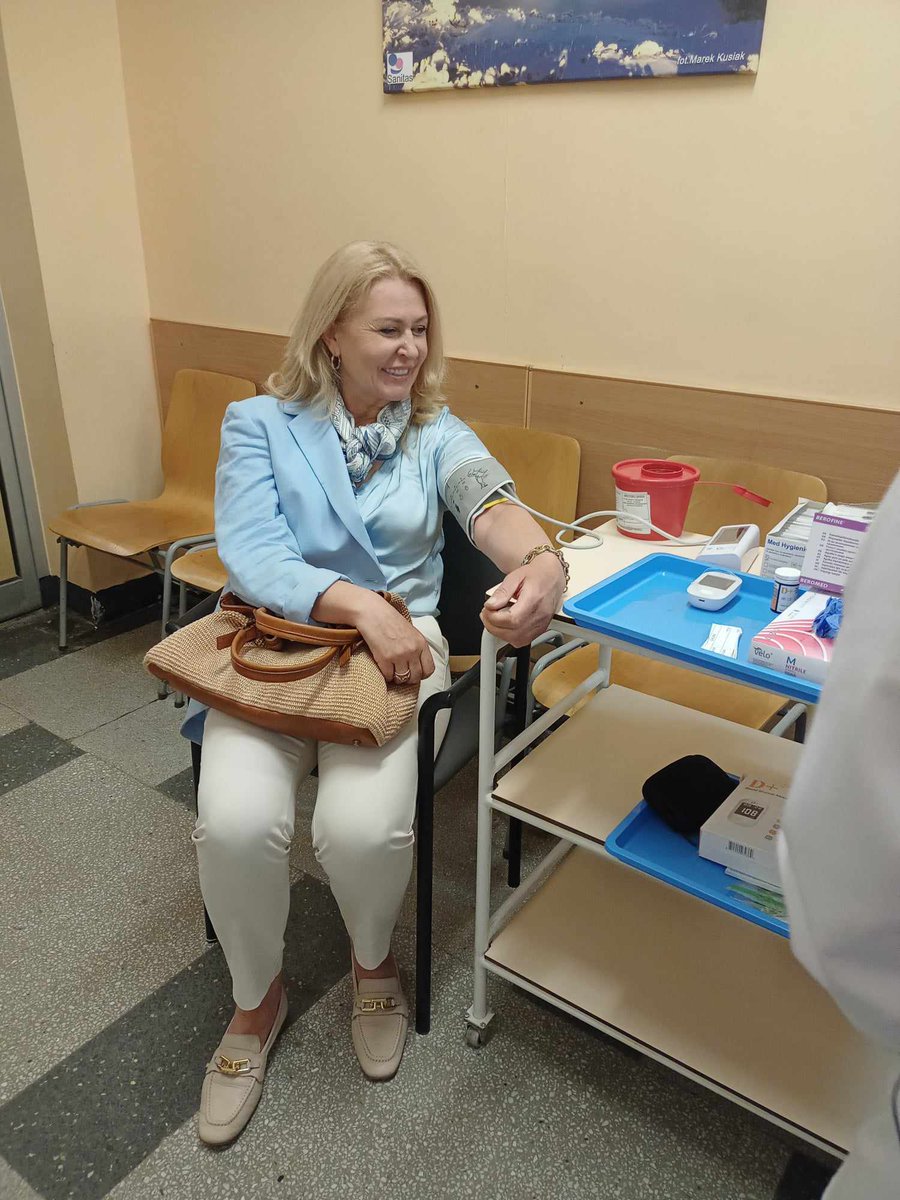 elukacijewska's tweet photo. 👉 Dzień rozpoczęłam od wizyty w miejscu szczególnie mi bliskim i ważnym, którego rozwoj poprzez wiele podejmowanych przeze mnie inicjatyw miałam okazję wielokrotnie wspierać ❤️ Tym miejscem jest Szpital w #Sankok organizujący białe soboty, dzięki którym Mieszkańcy mogą wykonać https://t.co/dTl6OlmleV. podstawowe badania. I ja dziś też z nich skorzystałam - poziom cukru w normie. Niestety, ciśnienie trochę podwyższone - to pewnie przez aktywność w kampanii :)
Ruszamy dalej w trasę, kierunek ➡️ #Mielec 💪
#Zdrowie #Podkarpacie #Łukacijewska
@NewsPlatforma
@Platforma_org
@PO_Podkarpackie