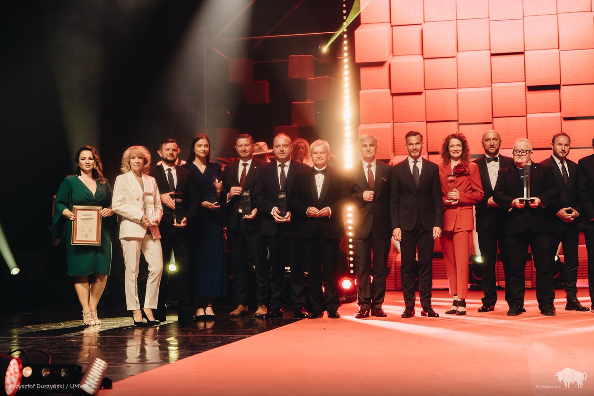 PodlaskiUW's tweet photo. 🎉 Po raz 20. samorząd @wojpodlaskie wyróżnił najciekawsze inicjatywy, wyjątkowe miejsca, najlepsze produkty, przyznając im tytuł Podlaskiej Marki. Jubileuszowa gala konkursu odbyła się w @oifp_ecs, wziął w niej udział wojewoda podlaski @brzozowskij. #podlaskamarka https://t.co/g3Tggc8EVL