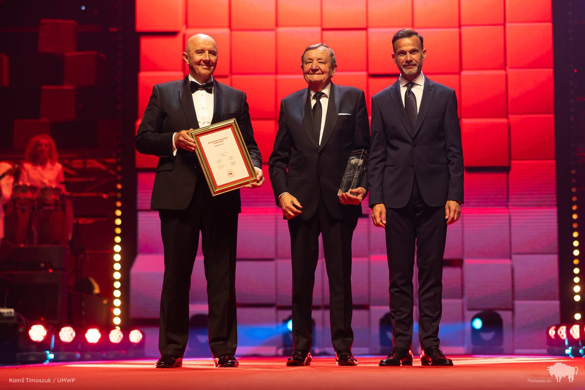 PodlaskiUW's tweet photo. 🎉 Po raz 20. samorząd @wojpodlaskie wyróżnił najciekawsze inicjatywy, wyjątkowe miejsca, najlepsze produkty, przyznając im tytuł Podlaskiej Marki. Jubileuszowa gala konkursu odbyła się w @oifp_ecs, wziął w niej udział wojewoda podlaski @brzozowskij. #podlaskamarka https://t.co/g3Tggc8EVL