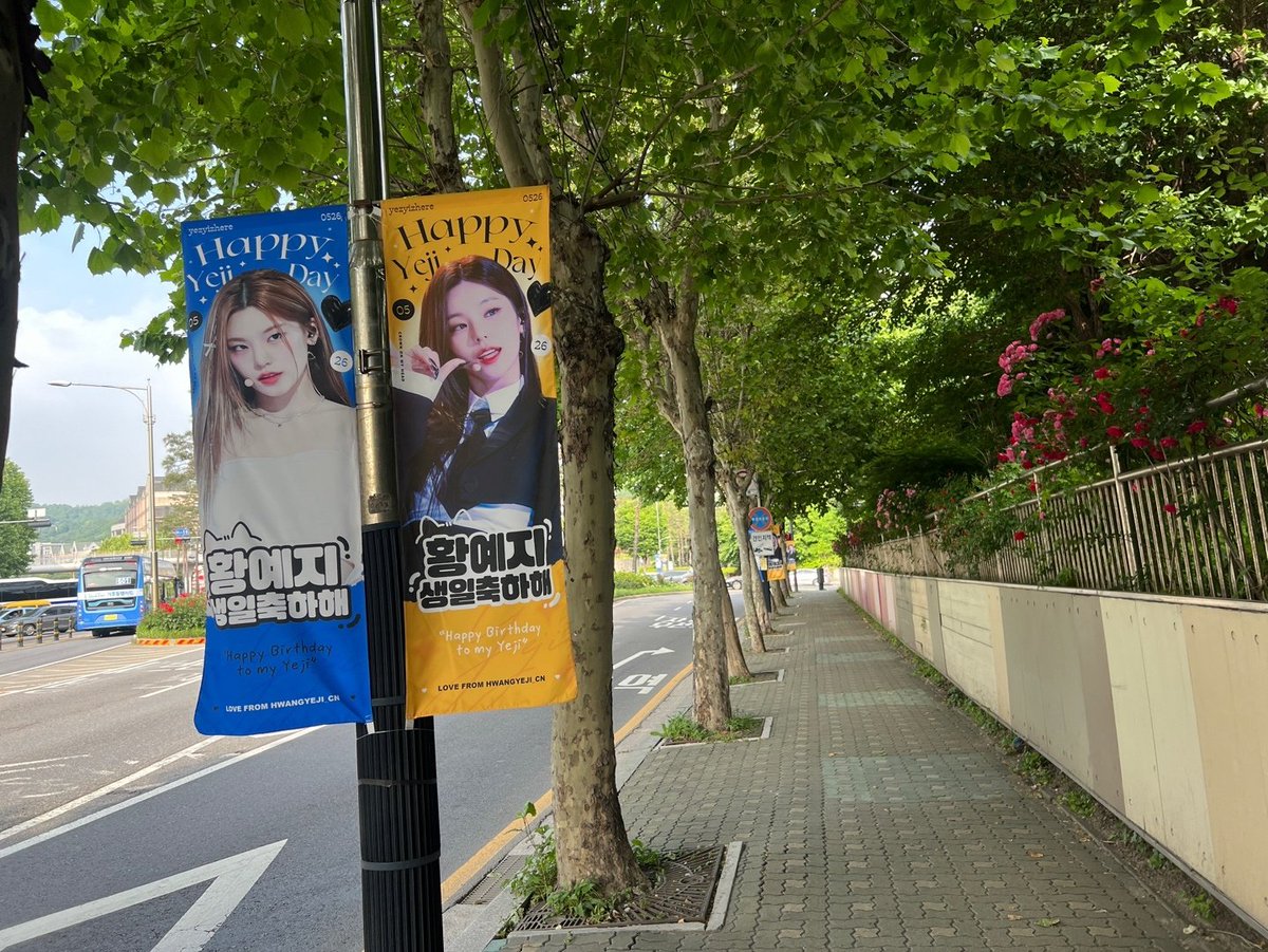 YJF1LES's tweet photo. #YEJI Birthday Support 🖤

50 sets of Flag Banners near Yonsei University

📍Around Yonsei University Sinchon Campus

🖤 @HwangYeji_CN 🖤
#예지 #옞덩봤덩 @ITZYofficial https://t.co/yebgezFk5v