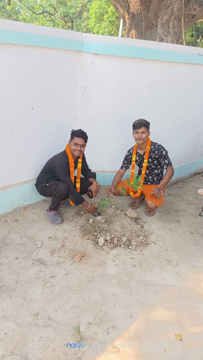 'Green Voting'initiative to promote environmentalawareness during the 2024 Elections.On polling day, 26,000 saplings wereplanted at booths in Kaushambi and Pratapgarh constituencies.First-timevoters and female voters,received free saplings to mark their participation.
@ECISVEEP