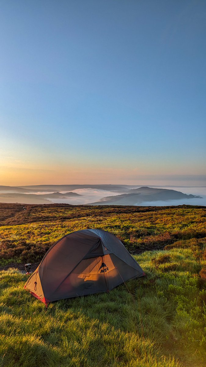 Stunning morning in the Hope Valley

Stillness and solitude on Kinder Scout ☀️💛 Waking up to a beautiful inversion. 

#LeaveNoTrace #PeakDistrict @OutsideShop