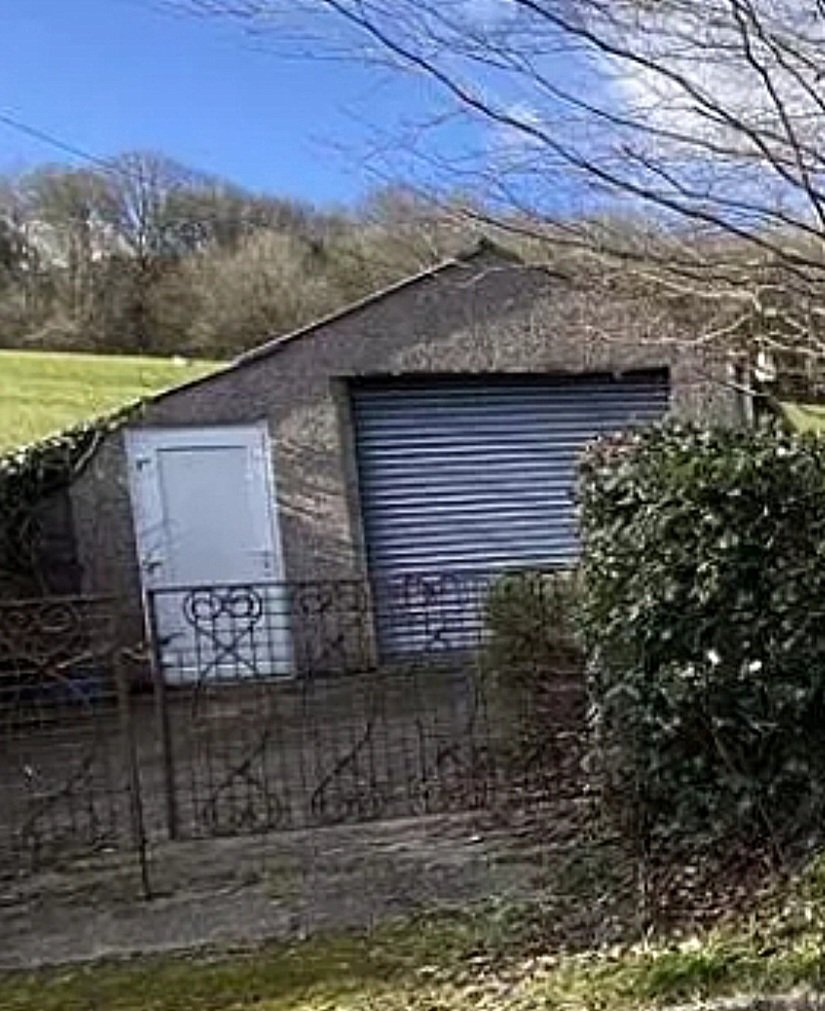 mouse_workshop's tweet image. I dreaded painting the garage workshop as I hate painting pebbledash but this time I used a paint sprayer. What a difference! The garage was done in no time and is transformed. #diy #×workshop