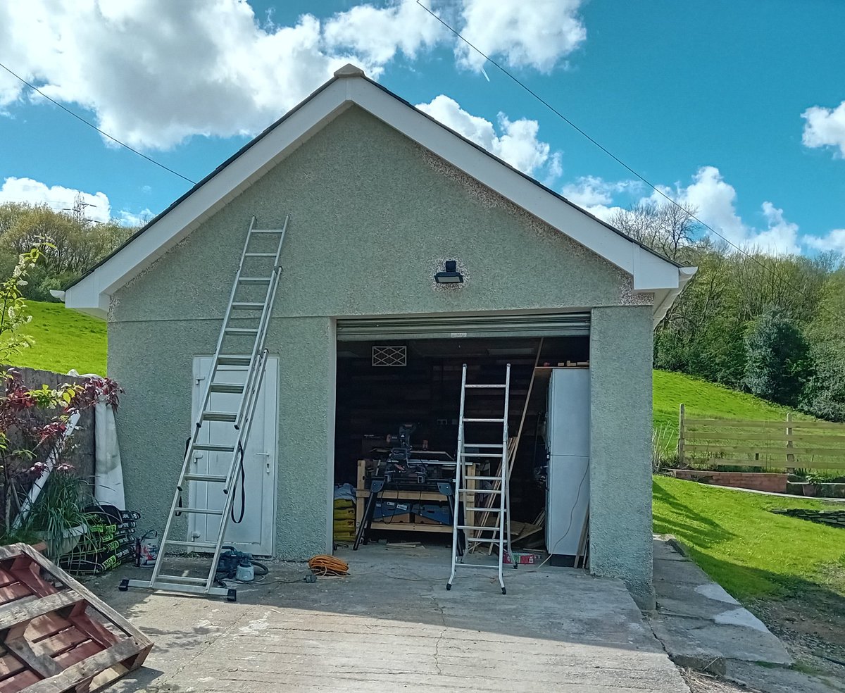 mouse_workshop's tweet image. I dreaded painting the garage workshop as I hate painting pebbledash but this time I used a paint sprayer. What a difference! The garage was done in no time and is transformed. #diy #×workshop