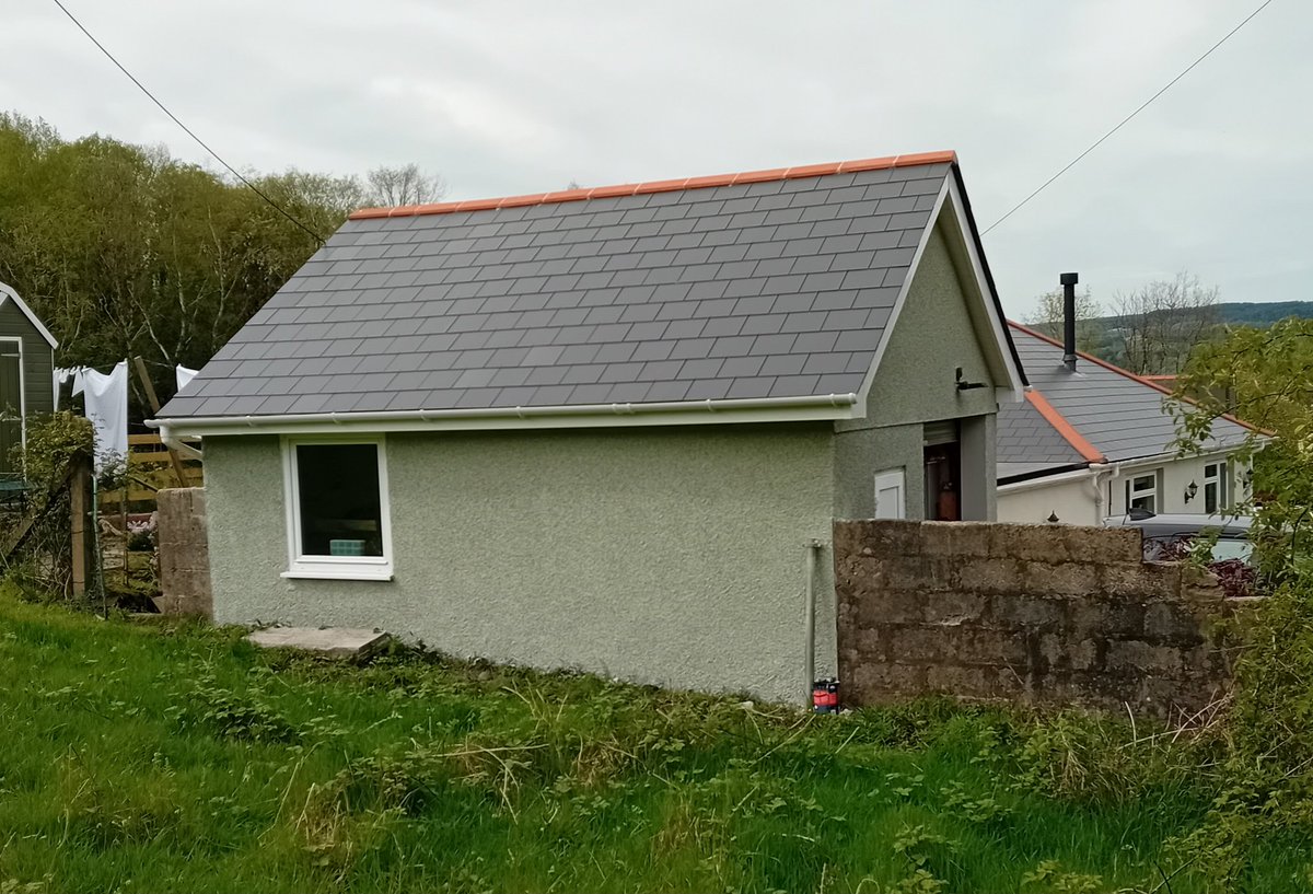 mouse_workshop's tweet image. I dreaded painting the garage workshop as I hate painting pebbledash but this time I used a paint sprayer. What a difference! The garage was done in no time and is transformed. #diy #×workshop