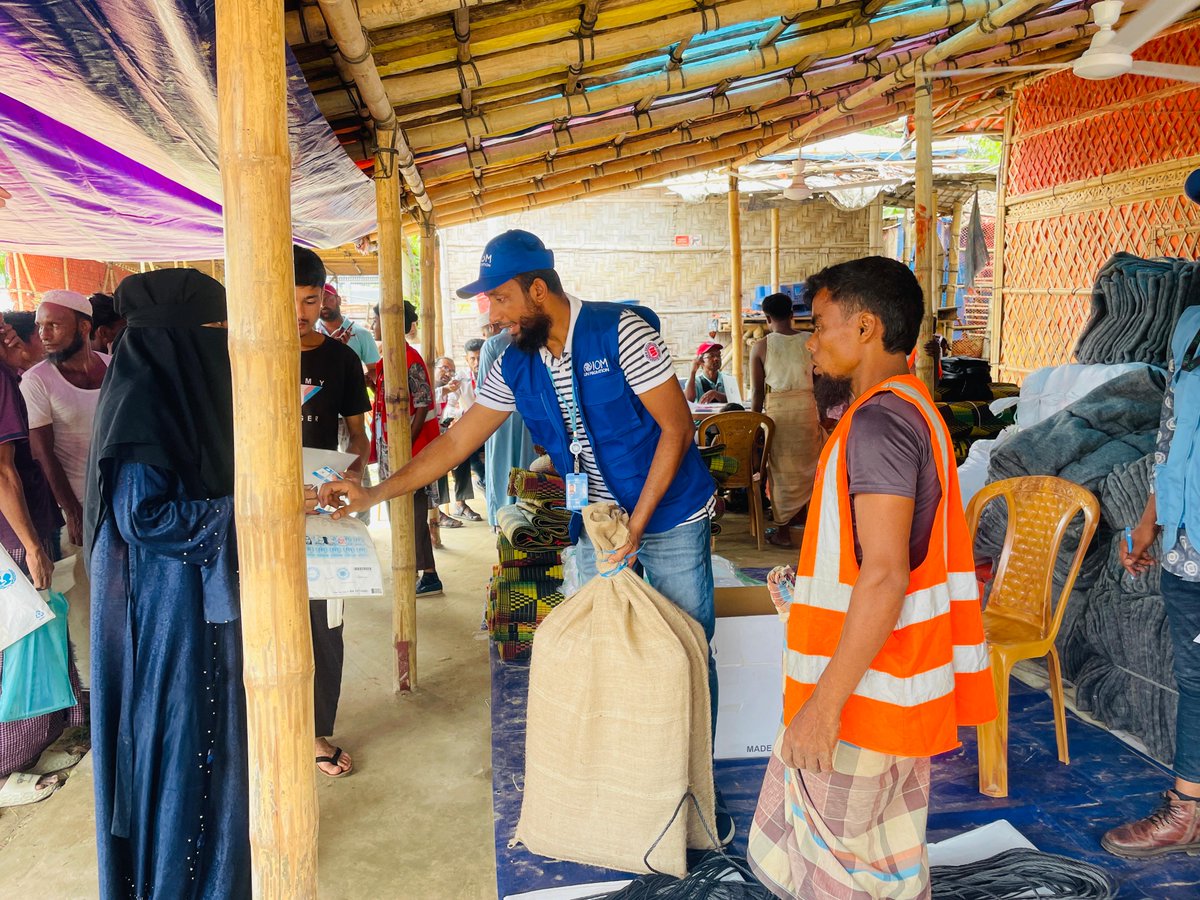 Soon after yesterday's fire, IOM started providing required shelter & non-food items to the affected #Roihngya #refugees. In the first 24hrs: - 177 families received shelter kits - 130 families got shelter installation support - 154 families received essential household items