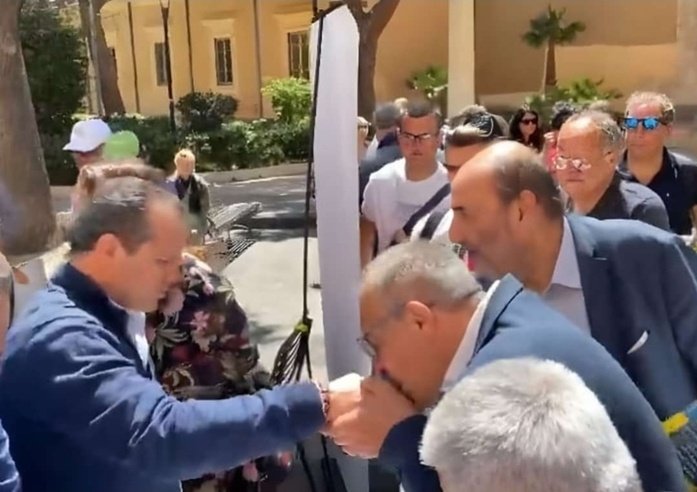 Palermo
Un consigliere comunale di Messina fa il baciamano a Cateno De Luca, leader di Sud chiama Nord.

e chiudiamola qui che è meglio.