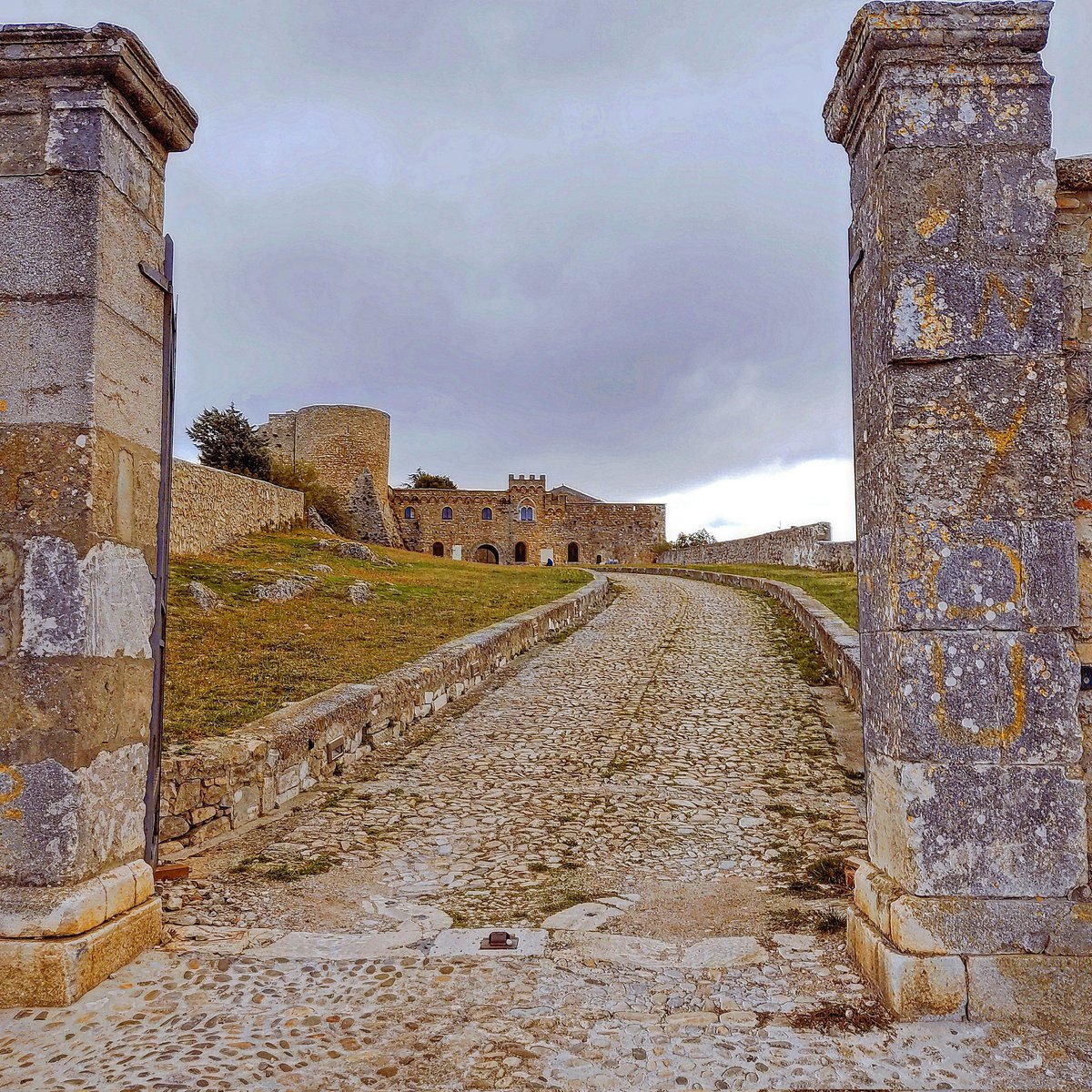 #BuongiornoATutti
Con questa vista, quasi favolesca, sul Castello Ducale di Bovino
#montidauni 
#Puglia