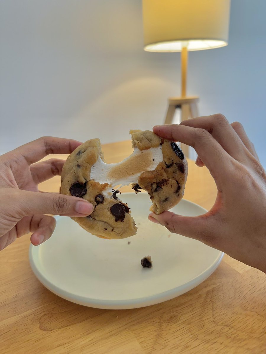 qielabakes's tweet photo. Siapalah punya idea makan soft cookies 🍪dipped into cold milk ni??? Sedap sangat tau 😤

Jom try soft cookies kita, ada 9 varieties 🫶🏻 sedap, chewy, pure butter goodness 🤤 available kat sini https://t.co/5xjtU4zJ5L https://t.co/Dz2H3ZXOWW