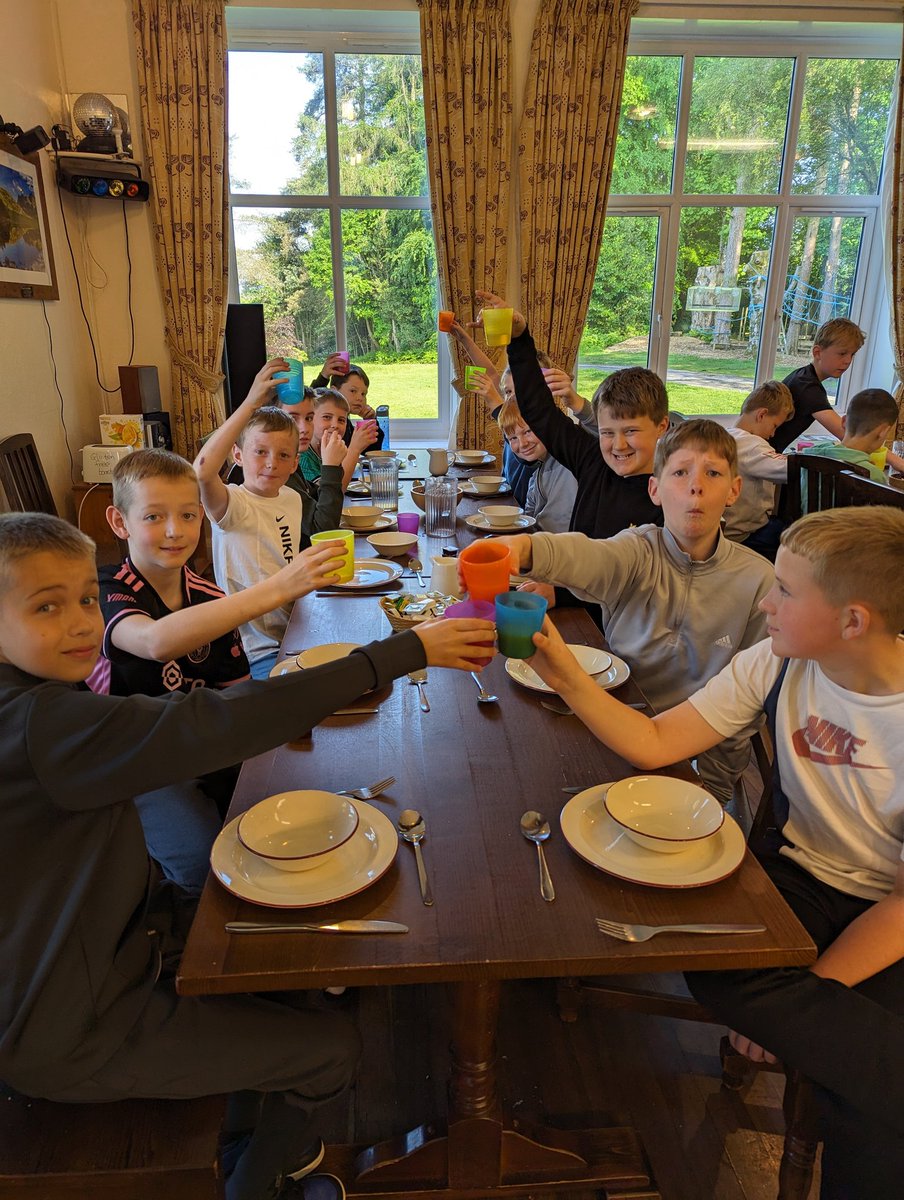 AMBERLEYPRIMARY's tweet photo. Breakfast time! #HighBorrans @AmberleyYear6 https://t.co/SNBvT4xleK