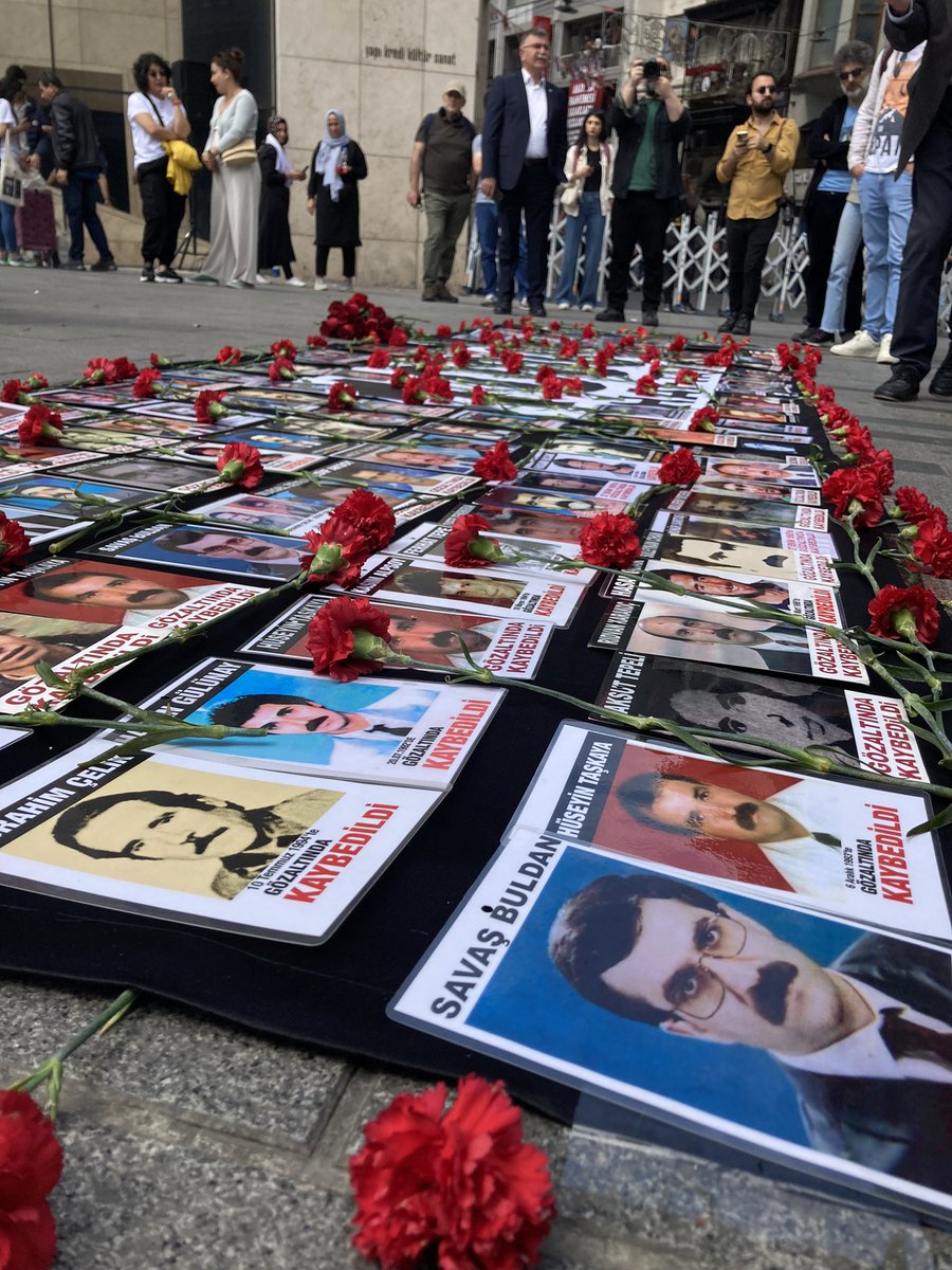 1000 haftadır aynı yerdeyiz. 

#CumartesiAnneleri1000Hafta