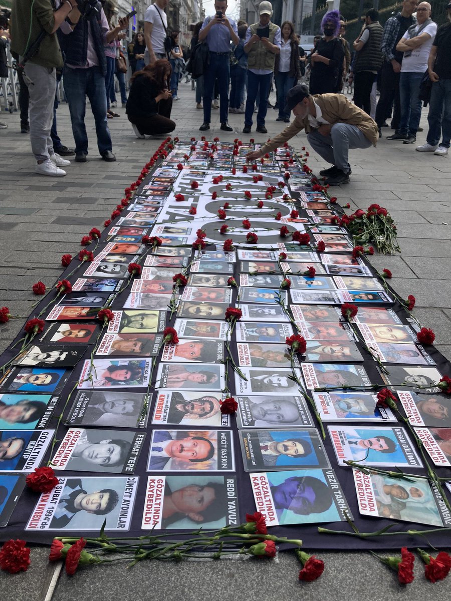 CmrtesiAnneleri's tweet photo. 1000 haftadır aynı yerdeyiz. 

#CumartesiAnneleri1000Hafta https://t.co/awoyPS1xUQ