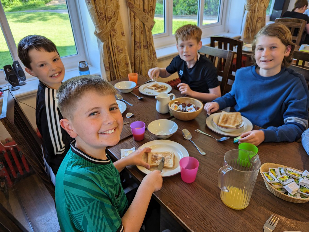 AMBERLEYPRIMARY's tweet photo. Breakfast time! #HighBorrans @AmberleyYear6 https://t.co/75hYBEIlSF