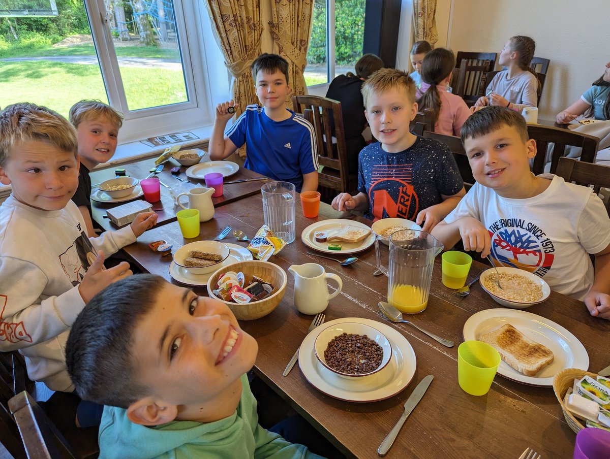 AMBERLEYPRIMARY's tweet photo. Breakfast time! #HighBorrans @AmberleyYear6 https://t.co/75hYBEIlSF