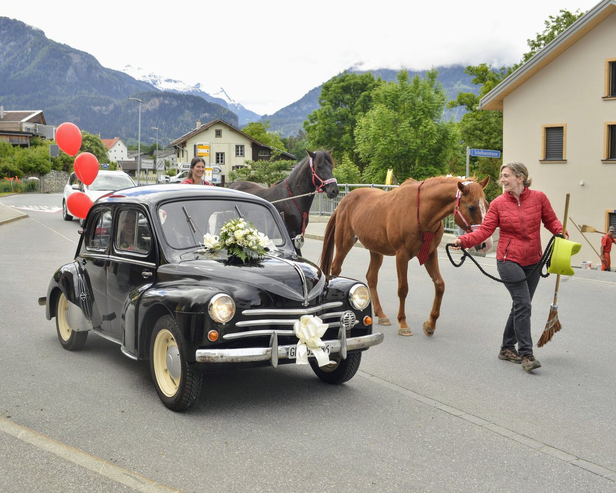 (🧵) Und weiter geht die Fahrt zum #Hochzeitsfest. 'Zufälligerweise 😉' haben wir die #Pferde der Braut noch auf der Strasse begegnet. Was für eine Freude! (🧵)