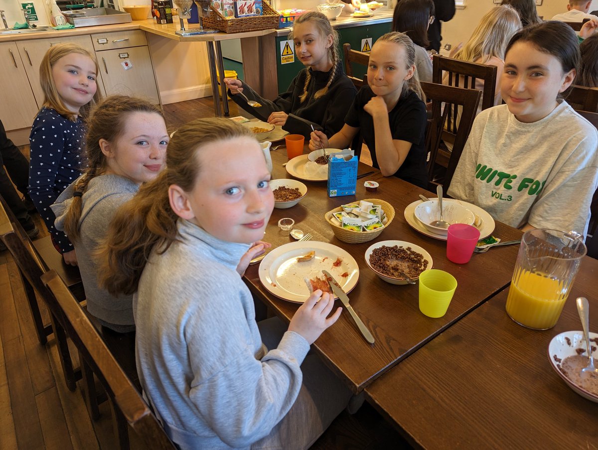 AMBERLEYPRIMARY's tweet photo. Breakfast time! #HighBorrans @AmberleyYear6 https://t.co/SKC515Fe2h