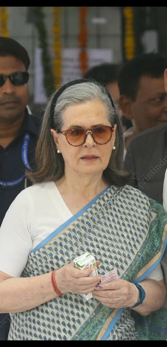 Sonia Gandhi ji ka sunglass kitna cool hye...