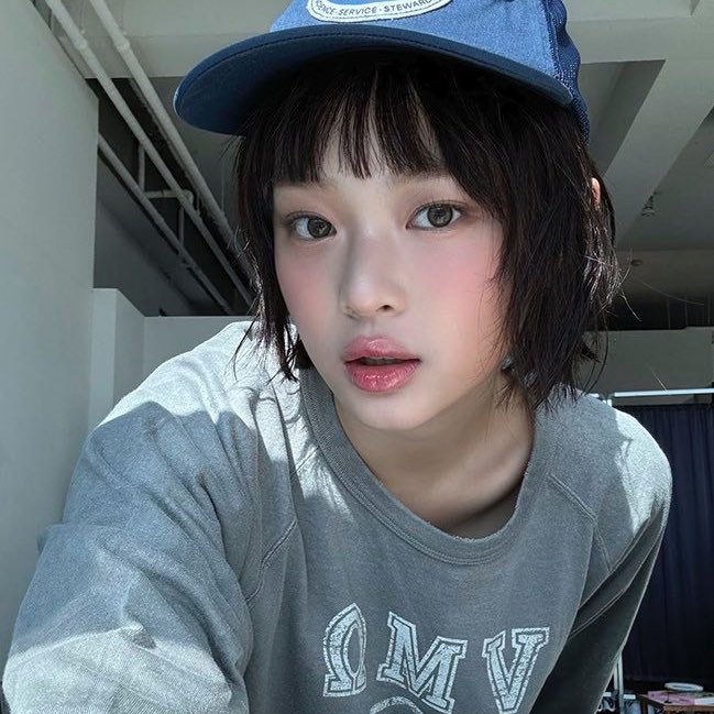 h_owsweet's tweet photo. eh liat itu anak skena bukan sih gila kaos oversized band indie sepatunya samba storynya you’re invited to keren parah eh lagi ngapain dia photo dump gasih keren banget emo midwest banget jir main letterboxd juga mainnya di blok m main character banget bisa ga ya temenan sama dia https://t.co/C4dtlWvqb1