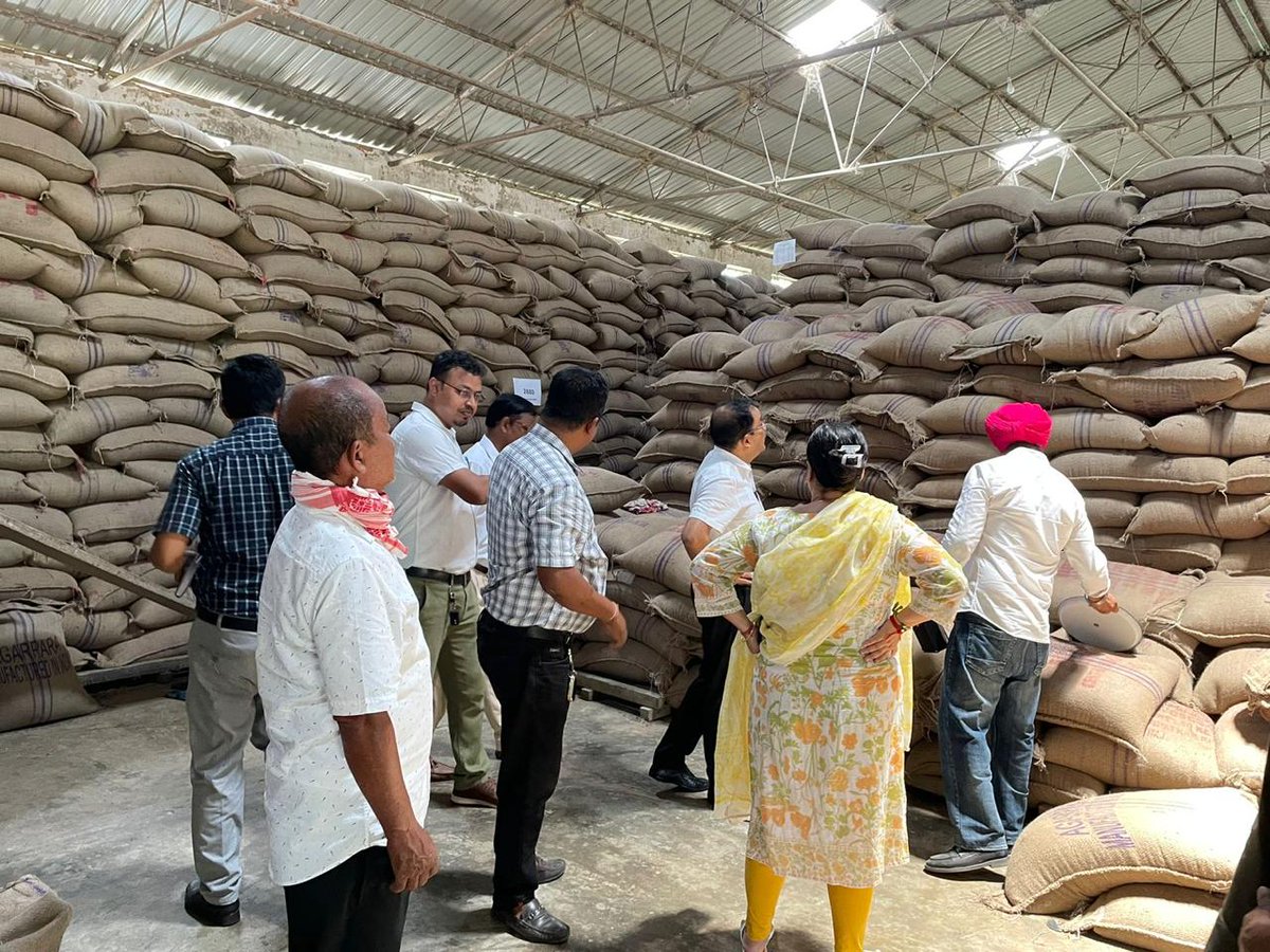 Today, 25/05/2024, District Commissioner Sri Ankur Bharali and ADC Rashmi Pratap visited the Gogamukh Procurement Centre. The District Commissioner took stock of the centre and discussed about the progress of mustard and paddy procurement issues at the centre.
@CMOfficeAssam