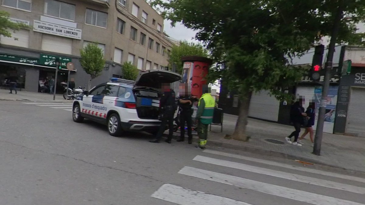 Per fi es veu una actuació policial (mossos) amb un patinet que, segurament, circulava per la vorera.
Per fi !!!!!!
A Ctra Castellar de #Terrassa.

Gràcies @mossos !!!!! 🩷🩵🩷🩵

Totes les cares pixelades.