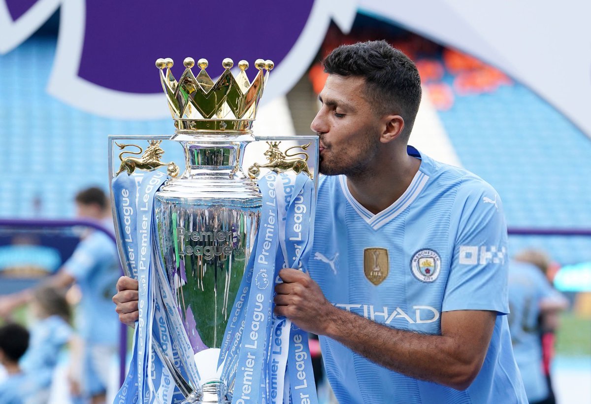 📊 DID YOU KNOW 📊

Rodri now hold the record for the most successful passes (3,359) and the most successful passes in the opponent's half (2,122) in a single EPL season.

Can you think of any other players who can come close to achieving similar passing records in a single