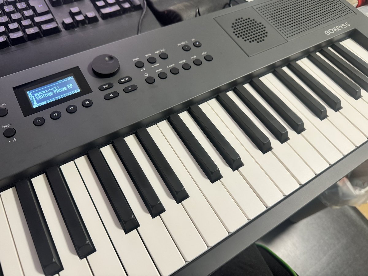 myonmshr's tweet photo. っと、新しいおもちゃGO KEYS 5 到着!
鍵盤はあれだけどかなり遊べるし、音もそれなりに良い。
#gokeys https://t.co/F6MFvsYvxK