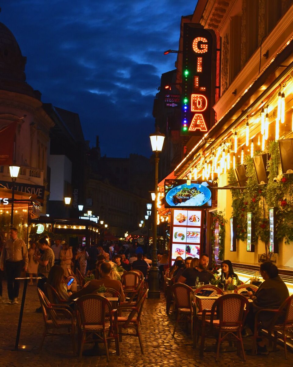 ✨🌃 Nocturnal escapade in the Old Town.
That's the weekend vibe. Enjoy it! 😄
#visitbucharest #bucharest #romania