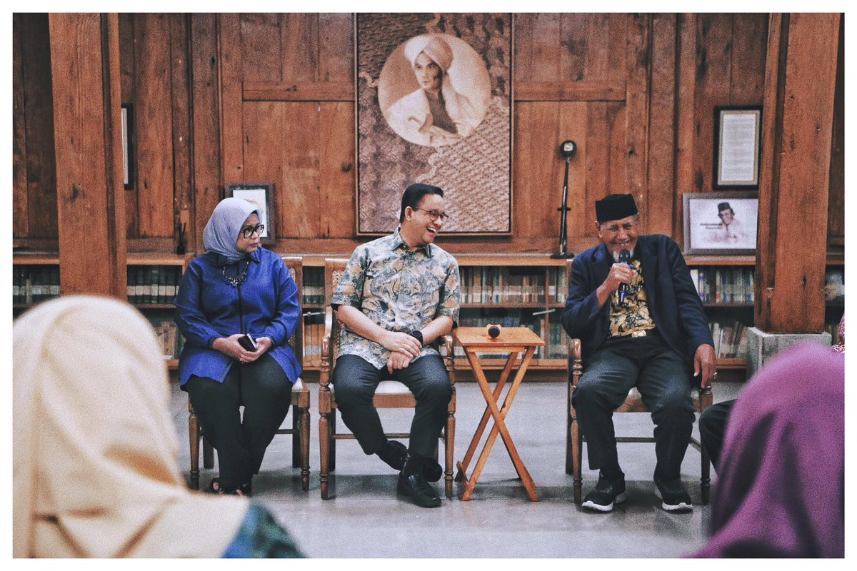 aniesbaswedan's tweet photo. Inilah Ibu/Bapak Guru yang membekali saya hingga hari ini. Sebuah kehormatan menerima kunjungan dari Ibu/ Bapak Guru SMPN 5 Yogyakarta. https://t.co/q33EmwfvSs