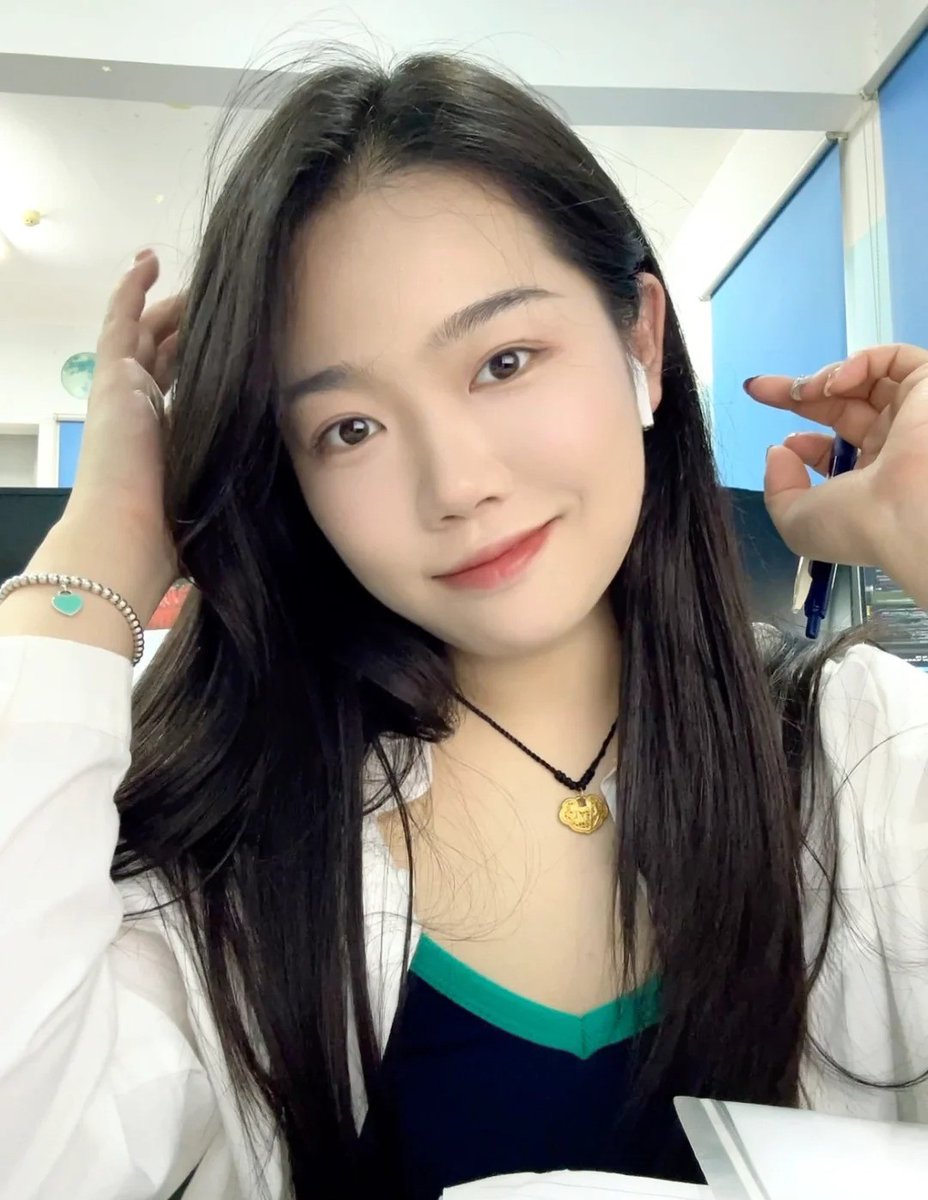 男女之间的暧昧最是勾人，若有若无的暗香浮动，和浅尝辄止的肌肤接触，尤其是对方还是有家室的时候 https://t.co/ofZ9IfZBfF