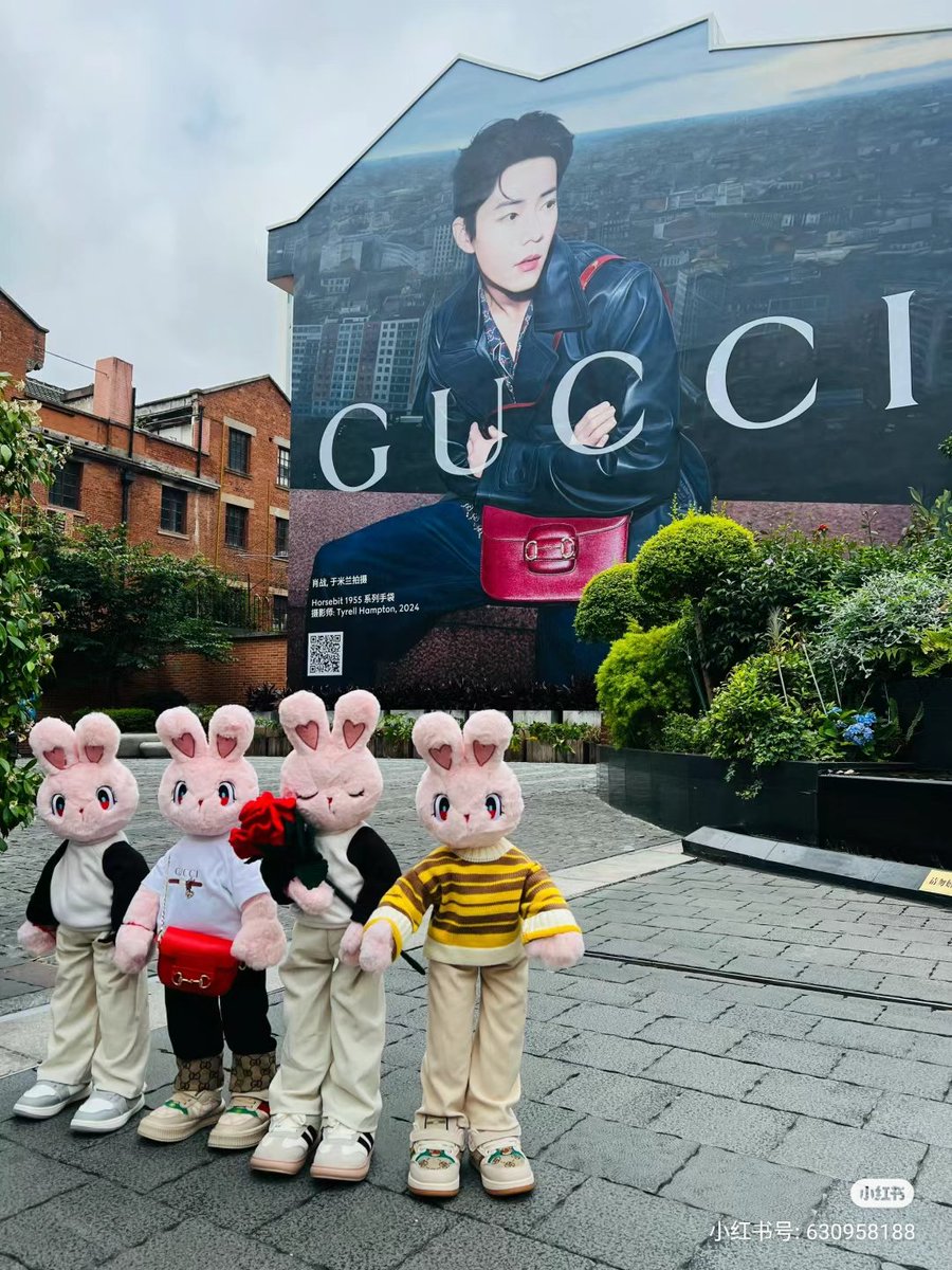 'Taking advantage of the fact that there are few people in the morning and I get up early, I brought my kids to check out Dad's World Famous Paintings 2.0 and have a meal with the shrimp sisters'. #XiaoZhan cr. 西丽湖图 #XiaoZhan肖战 #SeanXiao #肖战 #샤오잔 #เซียวจ้าน