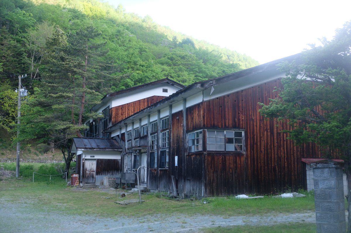 入笠山に行く途中の芝平地区の廃校の校舎。
災害やらで全村離村したところに、移住者が暮らしている。行政サービスはないので水道やゴミ収集はないけど、郵便も宅急便も来る。道を教えてくれた家にお礼にいったら、お茶をいただく。