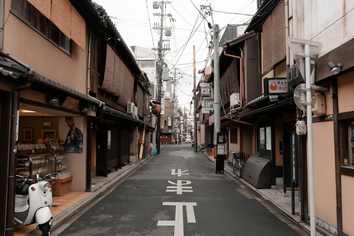 SAMURAI_ARCHI's tweet photo. AI × landscape design

舗装の変更(アスファルトから石畳へ)

AIを活用することで、瞬時に様々な舗装を検討を行うことが可能に。

#Rendery https://t.co/je7w7kFCk2