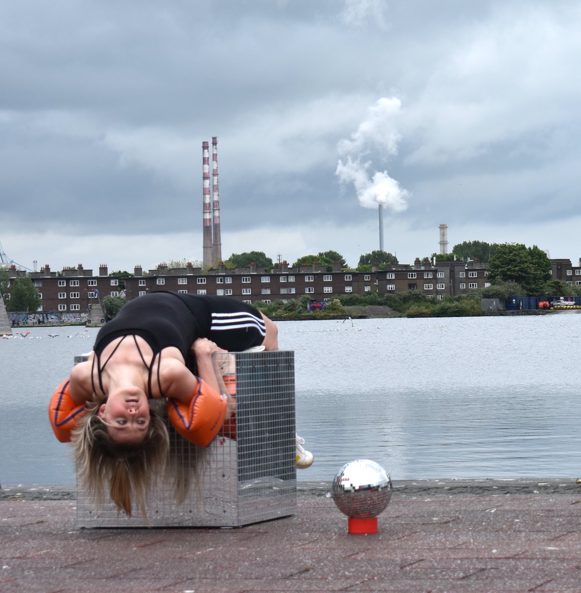 It's the final day of @DublinDanceFest! Come and join us at the red sticks at Grand Canal Quay – and catch BENCH#3 featuring #SibéalDavitt at 1pm and 1:30pm. FREE. All welcome. More: coisceim.com/bench/ #DDF2024