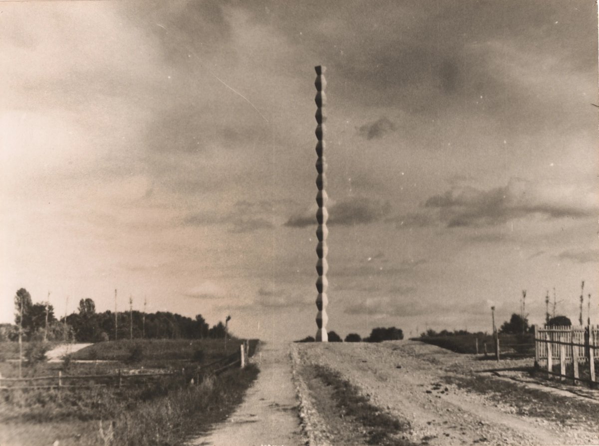 #fotodelgiorno: una veduta della Colonne sans fin del 1938 di Constantin Brancusi a Târgu Jiu in Romania.