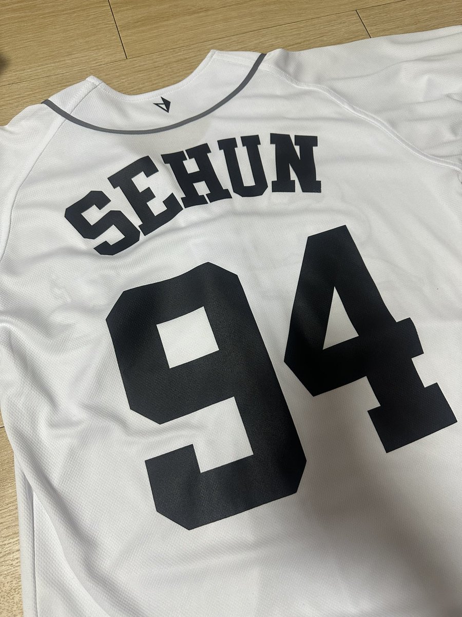 whdwogus's tweet photo. 엑소 야구 유니폼 양도합니다 

세훈 - 첫번째 버전 M Size 

개봉 이후 입어본적 없음 

세훈 수호 찬열 디오경수 첸 카이종인 포카 교환 럭드 exo suho xiumin chen baekhyun chanyeol d.o. kai sehun doll sell 시우민 민석 수호 준면 백현 첸 종대 찬열 디오 경수 종인 카이 세훈 https://t.co/cwuz4vJx4u