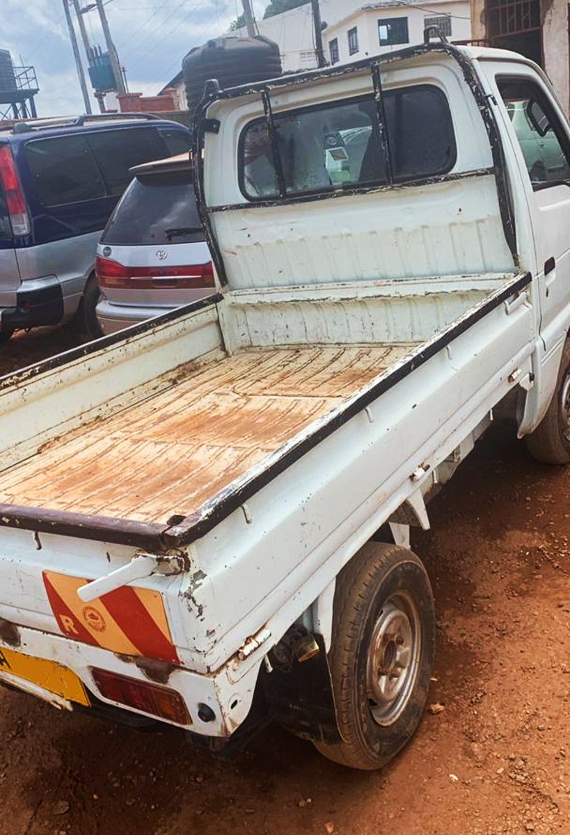 #Quicksale
Three weeks ago one was inquiring that is it possible to get a mini-lorry at an average price, here's one at #Ugx5m if you've got full payment/cash. 

#Note: It's not negotiable.