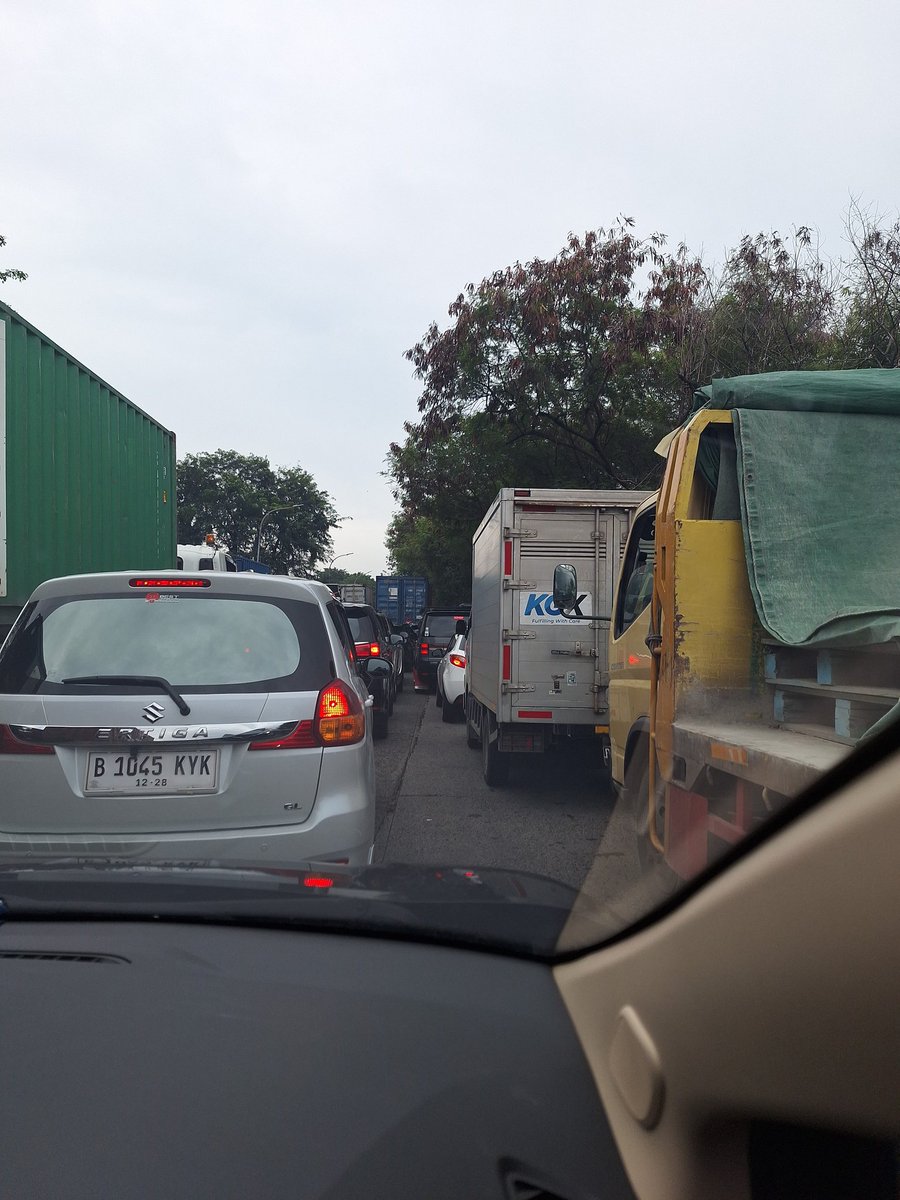 mietitte's tweet photo. @PTJASAMARGA kalo pintu keluar tol macet...info2 dong..kasih petugas. https://t.co/uCsGyHZbLz