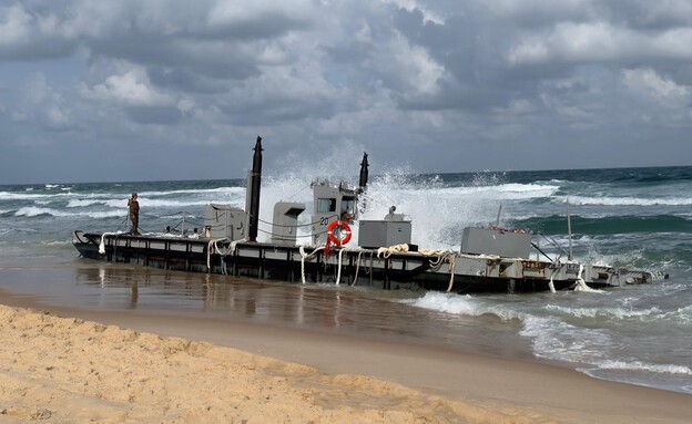 N12News's tweet photo. חלק מהמזח האמריקני נסחף אל חופי הים באשדוד וחולץ

https://t.co/oSPLvdgov2 | @ndvori https://t.co/5N4zVm12S3