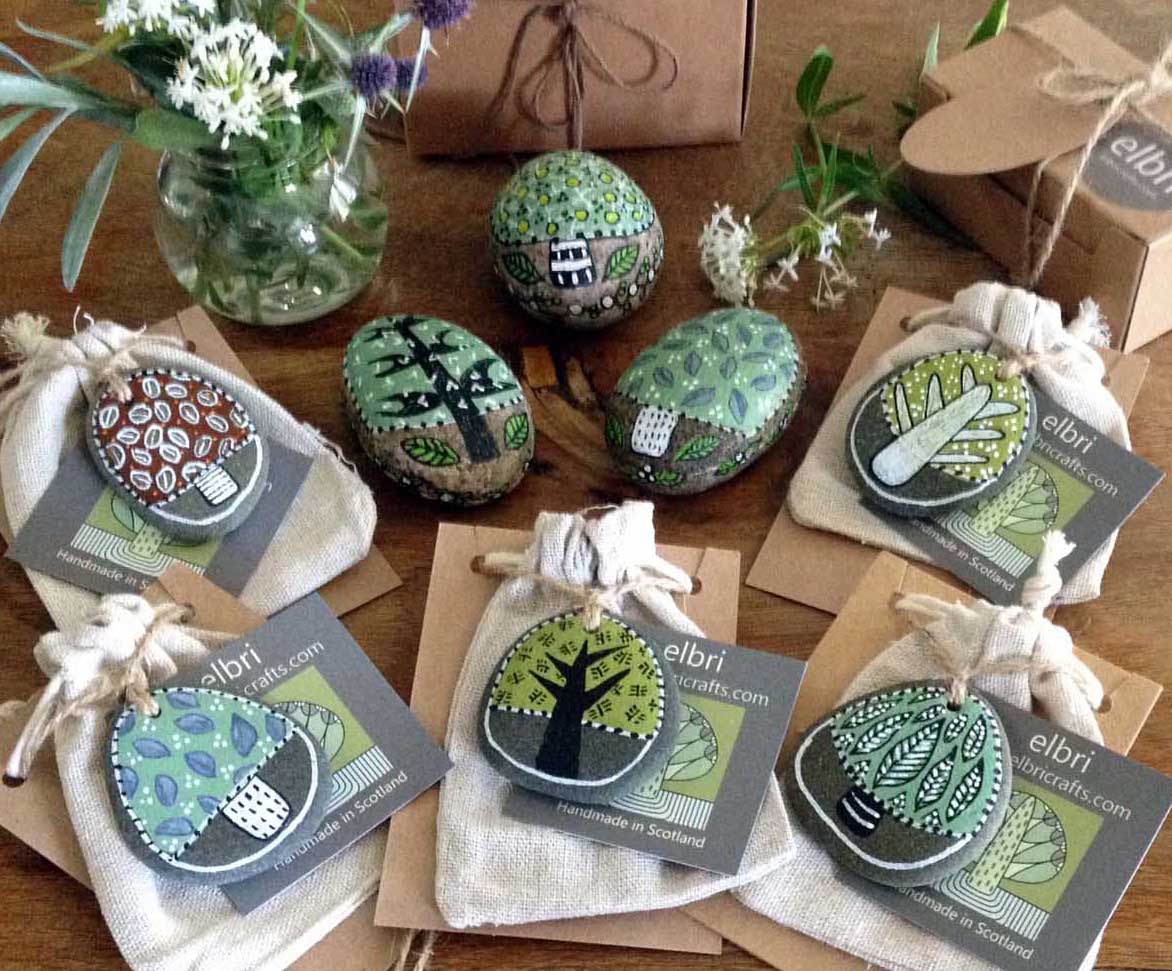 Morning #ukgiftam these cute little hand painted tree pebbles are great for gifting or decorating, or even as a special gift tag. I don't have many left so make sure you pick one up before they go! #trees #shopindie #nature #giftideas Available  elbricrafts.etsy.com/listing/927232…