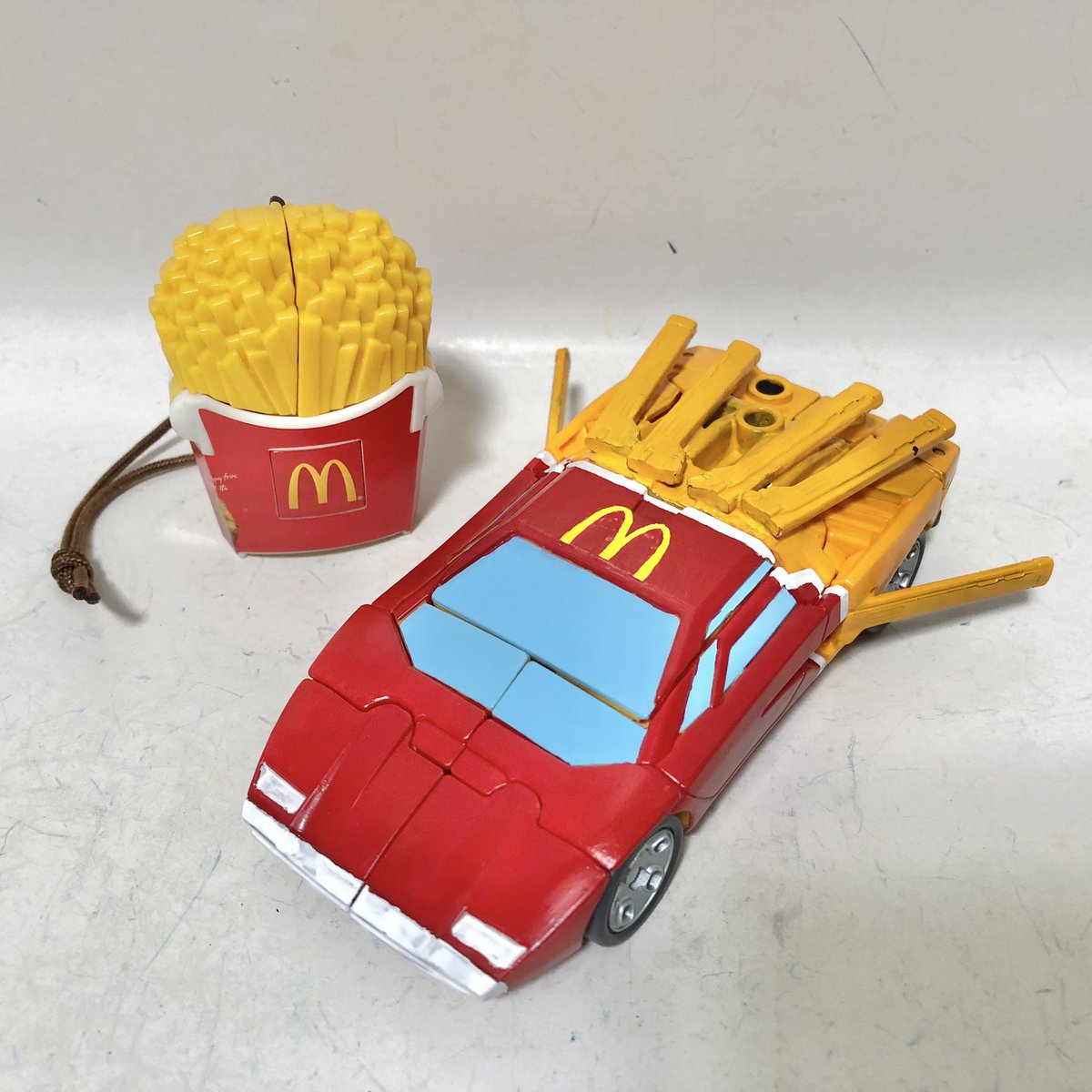 machine_great's tweet photo. 今週のネタ改造っ！

サンストリーカーを改造して、ポテトトランスフォーマーのバンブルビーにしてみました！

#トランスフォーマー
#transformers
#カスタムTF
#リペフォ https://t.co/wrtH6OSmND