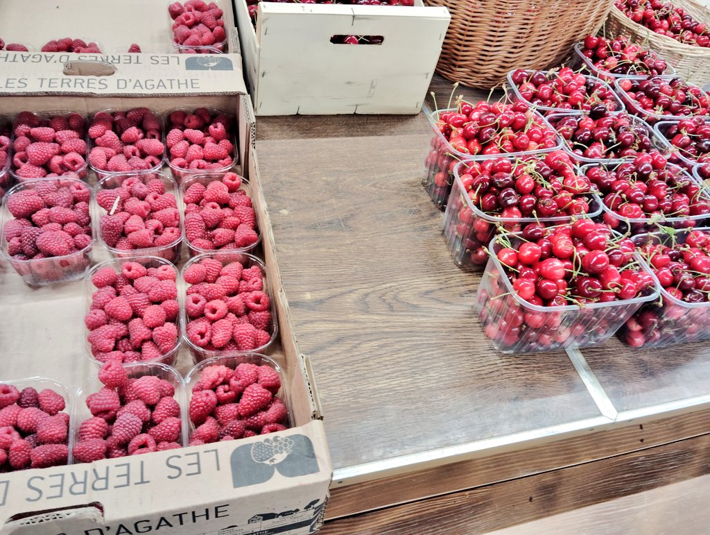 Entre deux nouvelles pourries, un petit peu de bonheur. 
Les framboises et les cerises de la région sont là.