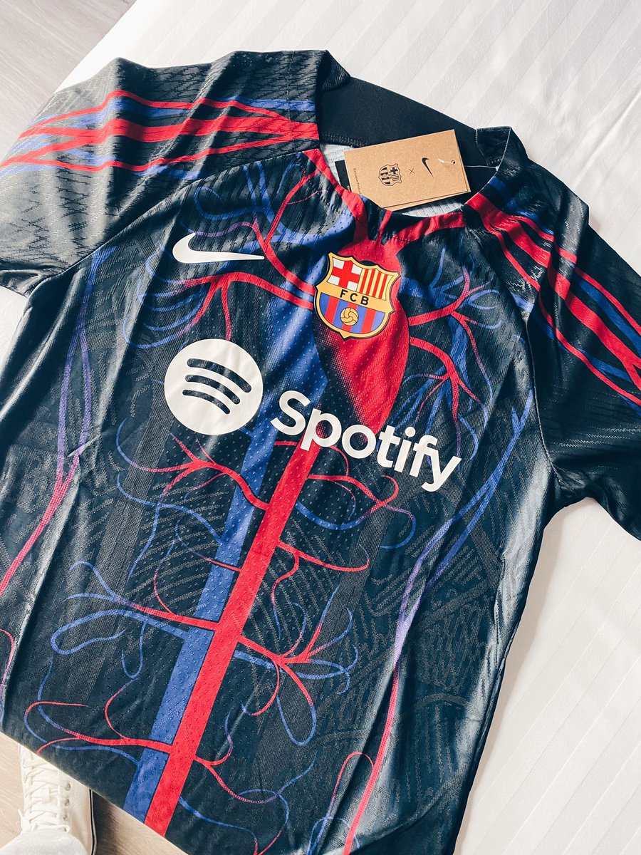 Fabiolagarbal's tweet photo. que fuerte encontrarnos a @camiteamoficial nada más llegar al hotel en Bilbao. Muchísimas gracias por este camisetón 🫶🏻🔵🔴#UWCLfinal https://t.co/E949oTy6E3